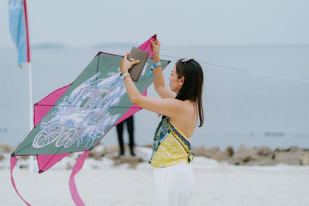 Syal Sutra Hermès Terbang Bagai LayangLayang Di Teluk Jakarta