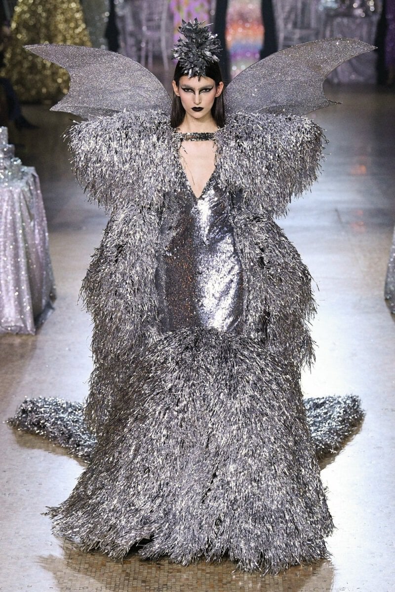 Peri Gothic Dan Elegannya Morticia Dari The Addams Family – Rodarte New ...