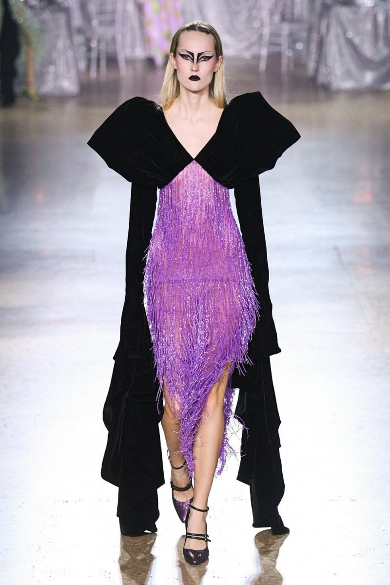Peri Gothic Dan Elegannya Morticia Dari The Addams Family – Rodarte New ...