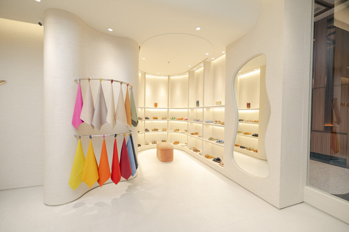 Identity In Store Flops Sepatu Menggemaskan Di Flagship Store Pertama SHADDY Yang Baru Dibuka ...