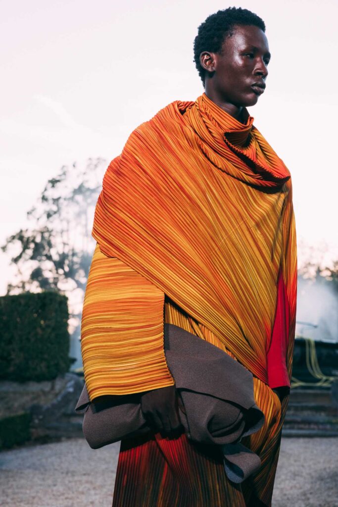 Filosofi Lipatan dan Warna, Catatan Musim Panas dari HOMME PLISSÉ Issey Miyake Spring/ Summer 2026 - Luxina.ID